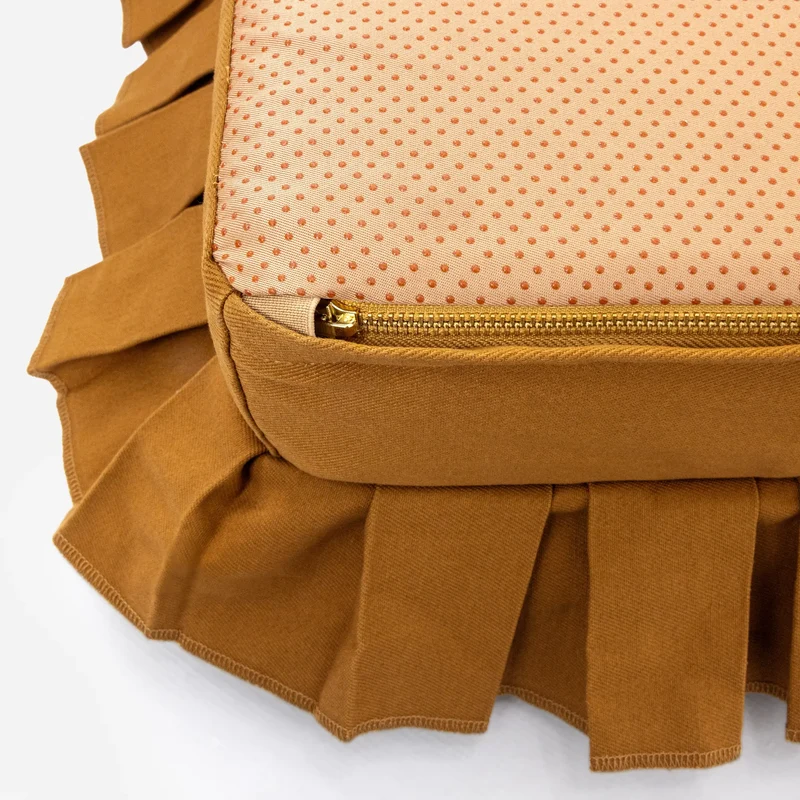 Nostalgia Cover in Toffee: close-up of the gold zip between the toffee side and the peach non-slip dotted base.
