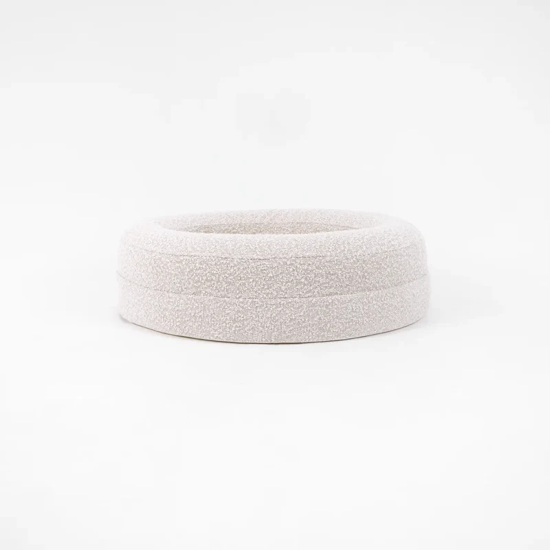 BarneyCurl Bed in a white Bouclé Cover Curl