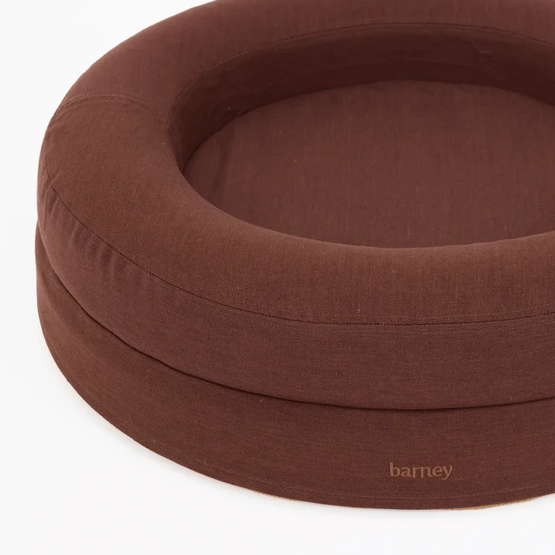Linen Cover Curl in Moose: close-up of the round chocolate brown linen rim, with a small "barney" on the side.