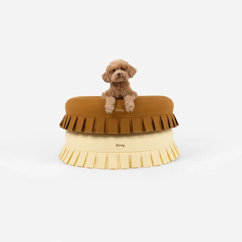 Nostalgia Cover Curl in Toffee and Buttercream: an apricot toy poodle peeking over two stacked round beds, toffee on top.